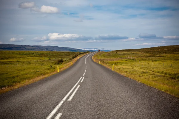 通过冰岛景观公路 — 图库照片
