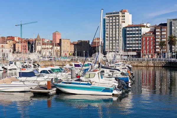 Blick auf den alten Hafen von Gijon und Yachten, Asturien, Nordspanien — Stockfoto