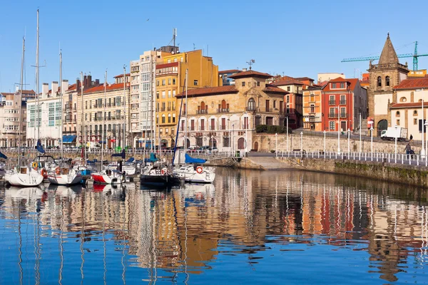 Syn på gamla hamnen i Gijón och Yachts, Asturien, norra Spanien — Stockfoto