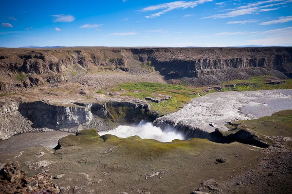 Dettifoss vodopád Islandu pod modrá jasná obloha — Stock fotografie