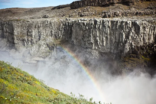 Dettifoss vodopád Islandu s duhou — Stock fotografie