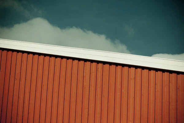 Tiro geométrico da parede da casa no fundo do céu — Fotografia de Stock