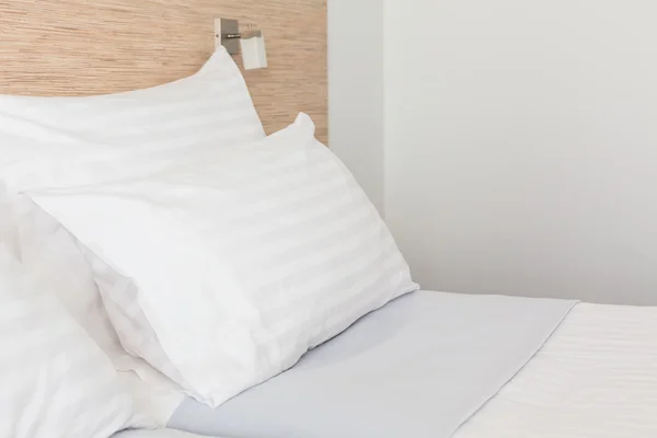 Bed in hotelkamer — Stockfoto