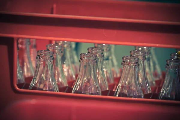 红色塑料板条箱与空的玻璃瓶 — 图库照片