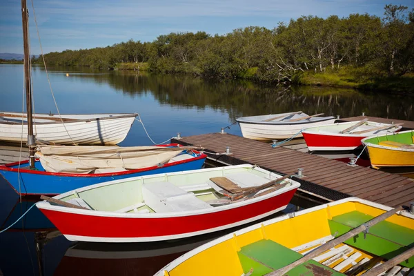 Barcos de madera a color con paletas en un lago —  Fotos de Stock