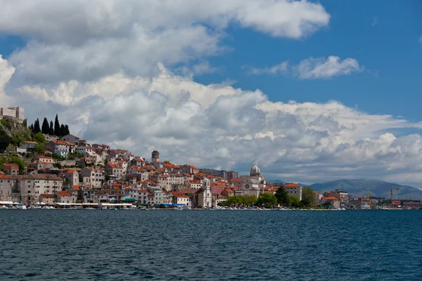 Sibenik, Croácia vista do mar — Fotografia de Stock
