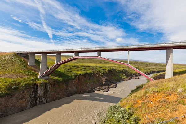 Ponte moderno sul fiume islandese — Foto Stock