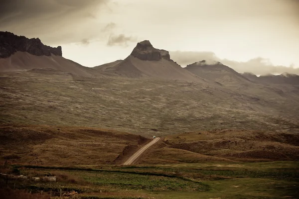 アイスランドの山々 の風景を通して高速道路 — ストック写真