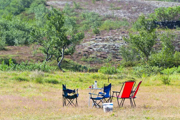 Campingplats med camp-stolar och bord — Stockfoto