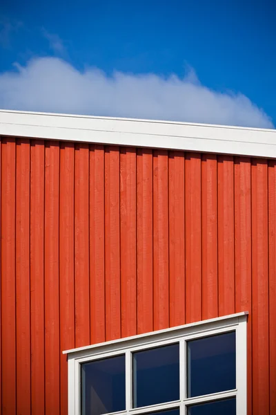 Geometrische Aufnahme einer Hauswand auf Himmelshintergrund — Stockfoto