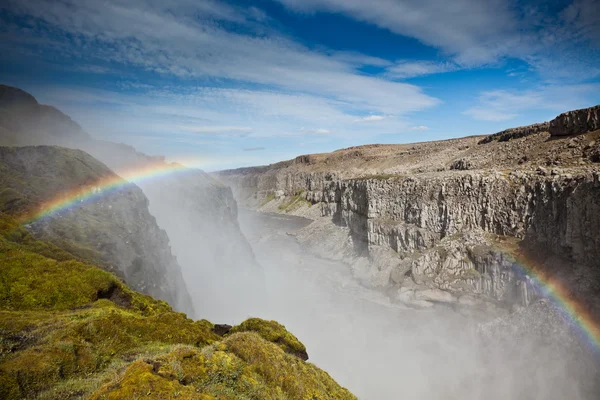 Dettifoss Cascada en Islandia bajo un cielo azul de verano con clou — Foto de Stock