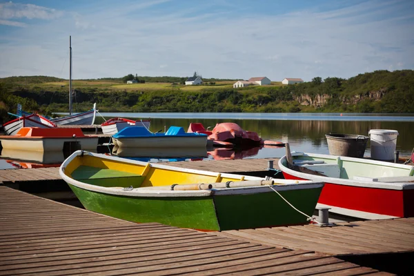 湖でパドル付き色木製ボート — ストック写真