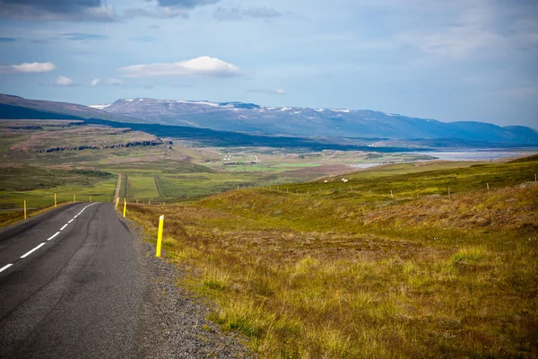 Dálnice přes islandský krajina — Stock fotografie