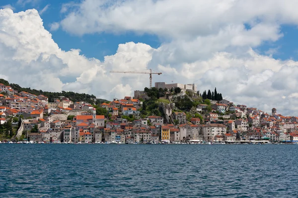 Sibenik, Croácia vista do mar — Fotografia de Stock