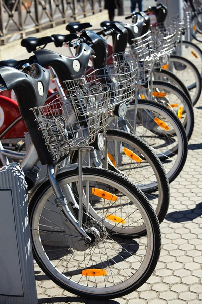 Alquiler de bicicletas en la ciudad estacionadas en fila —  Fotos de Stock