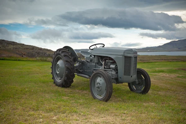 Tracteur rétro sur le terrain islandais — Photo