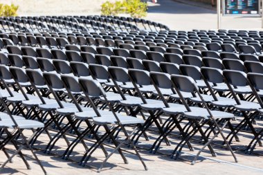 Tribün koltuk satırları açık havada