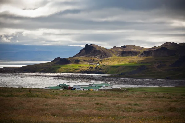 Typisk bondgård på isländska fjorden seglar utmed kusten — Stockfoto