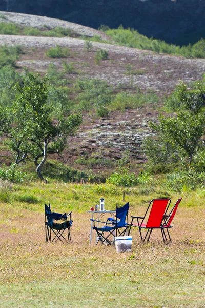 Campingplats med camp-stolar och bord — Stockfoto