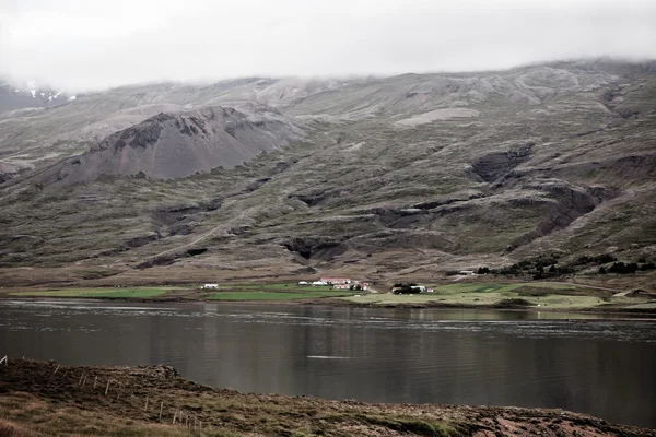 IJslandse landschap: Boerderij in mistige bergen — Stockfoto