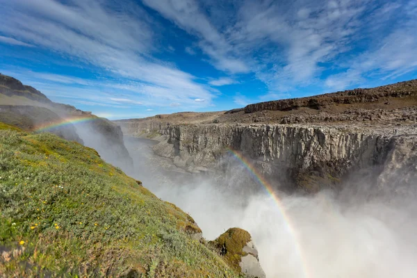 Dettifoss vodopád Islandu pod modrou letní oblohu — Stock fotografie