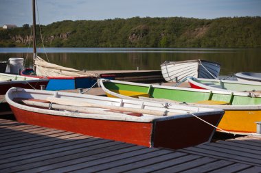 Kürekler gölde bir renk ahşap tekneler