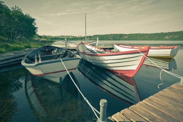 Flytande träbåt med paddlar — Stockfoto