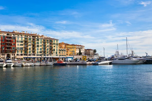 Utsikt över hamnen i nice och lyxbåtar, franska Rivieran — Stockfoto