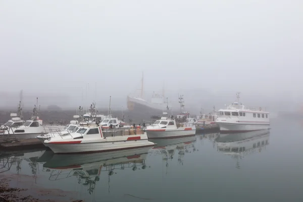 Navio de pesca em uma manhã nebulosa nebulosa — Fotografia de Stock