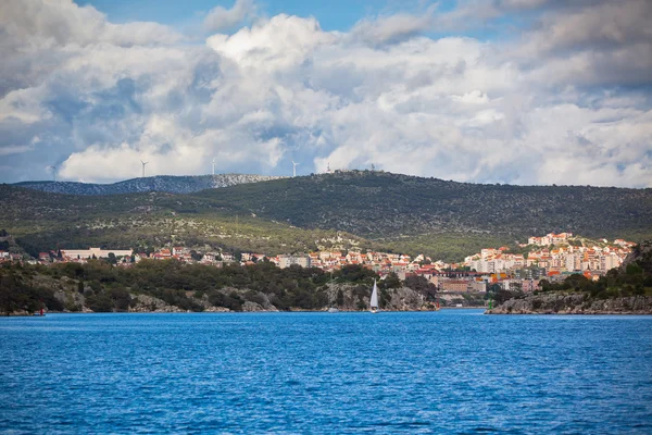 Vista de la costa croata, zona de Sibenik, desde el mar — Foto de Stock