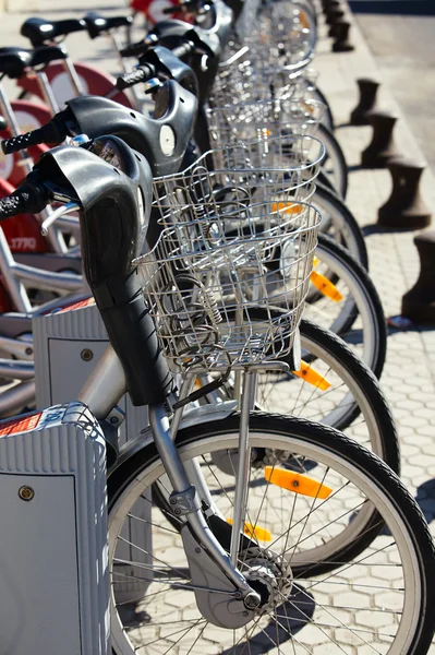 Cidade contratar bicicletas estacionadas em fileira — Fotografia de Stock
