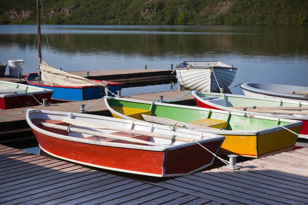 Färg träbåtar — Stockfoto