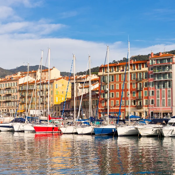 Uitzicht op de haven van nice en luxe jachten, Frankrijk — Stockfoto