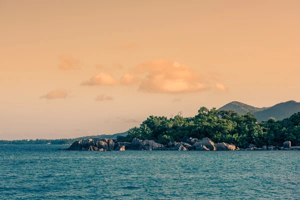 Seychelles, Indian ocean coast, view from the water. — Stock Photo, Image