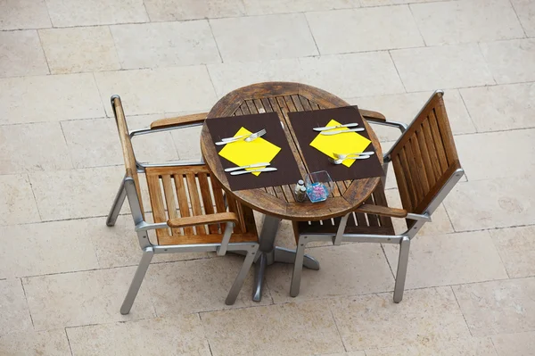 Tables de café d'été extérieures avec chaises — Photo