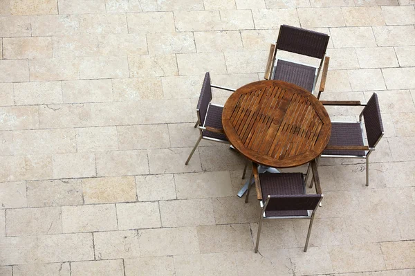 Buiten zomer cafe tafels met stoelen — Stockfoto