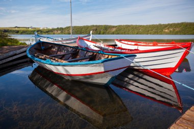 Renk ahşap tekneler ile kürekler bir gölde yüzen
