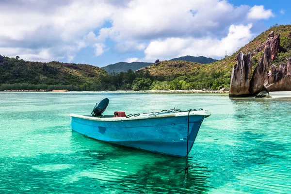 Old fishing boat on Tropical beach at Curieuse island Seychelles — Stock Photo, Image