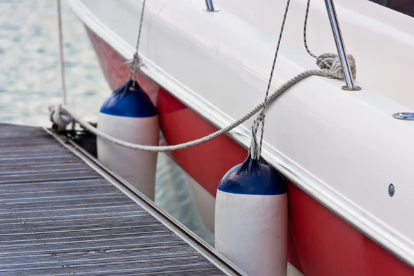 Veleiro Side Fenders CloseUp. Protecção dos barcos — Fotografia de Stock