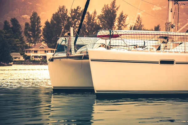 Yacht da diporto nella foschia della luce solare — Foto Stock