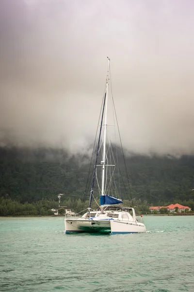 Bateau de plaisance dans le brouillard à la côte des Seychelles — Photo