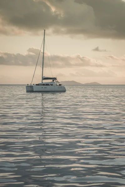 Bateau de plaisance à l'océan Indien — Photo