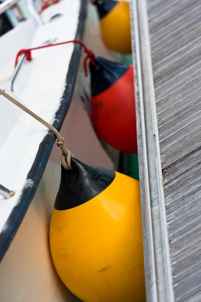 Zeilboot kant spatborden close-up. Boot bescherming — Stockfoto