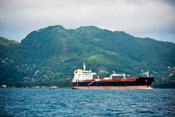 Navio de carga navegando no oceano Índico perto de Seychelles — Fotografia de Stock