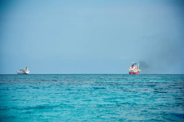 Lastfartyg med segling i Indiska oceanen — Stockfoto