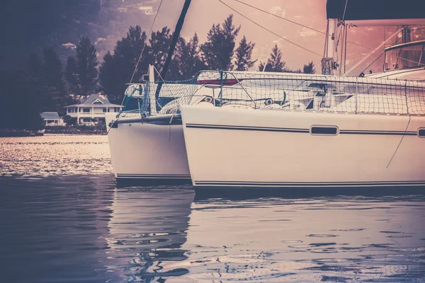 Recreational Yacht in sunlight haze at the coast of Seychelles — Stock Photo, Image