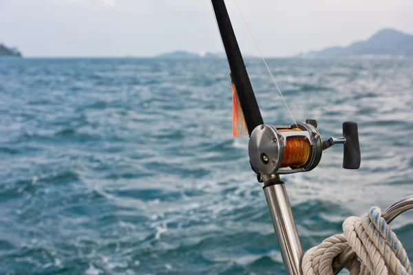 Canna da pesca e mulinello su una barca — Foto Stock