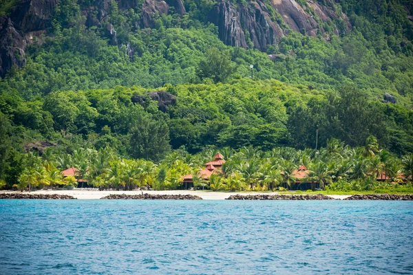 Тропический пляж на Сейшельских островах Маэ — стоковое фото