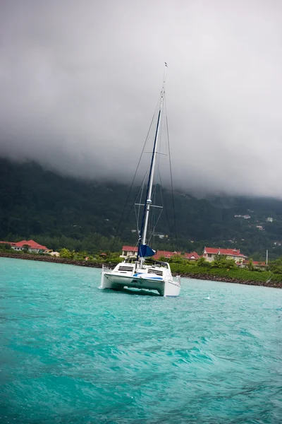 Recreatieve jacht in de mist op de kust van de Seychellen — Stockfoto