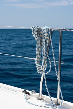 Bir yaşam çizgisi bir yatta çevresinde bir ip bağladılar